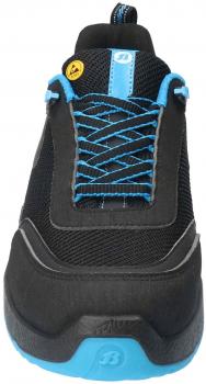 Das Bild zeigt einen schwarzen Sportschuh mit blauen Schnürsenkeln. Die Schuhoberfläche ist aus einem atmungsaktiven Material, und die Sohle hat ein strukturiertes Profil.