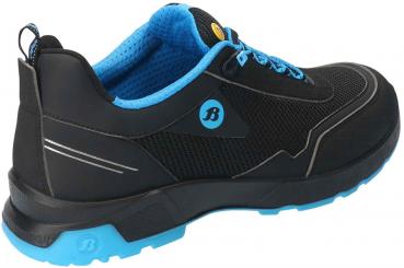 Der Schuh ist sportlich und modern, überwiegend schwarz mit blauen Akzenten. Er hat eine gepolsterte Innenausstattung, eine strukturierte Sohle und Schnürsenkel.