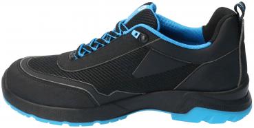 Der Schuh ist schwarz mit blauen Akzenten. Er hat eine atmungsaktive Struktur, eine gepolsterte Zunge und Schnürsenkel. Die Sohle ist robust und bietet guten Halt.