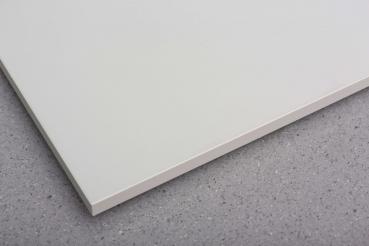 Das Bild zeigt eine glatte, weiße Platte, die auf einem grauen, strukturierten Untergrund liegt. Die Kanten der Platte sind leicht abgerundet. Es herrscht ein minimalistisches Design.