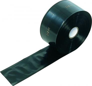 Das Bild zeigt eine große Rolle schwarzes, glänzendes Klebeband. Ein Teil des Bandes ist unrollt und verläuft auf einer flachen Oberfläche. Die Rolle hat einen mittigen Lochkern.