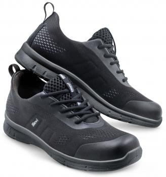 Auf dem Bild sind zwei schwarze Sportschuhe zu sehen. Sie haben eine atmungsaktive Oberfläche, eine rutschfeste Sohle und Schnürsenkel. Der Design ist modern und schlicht.
