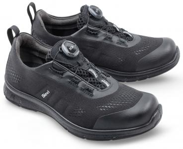 Das Bild zeigt ein Paar schwarze Sportschuhe. Sie sind aus strapazierfähigem Material, haben eine flexiblen Sohle und eine innovative Verschlussmechanik mit einem runden Knopf.