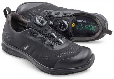 Das Bild zeigt ein Paar schwarze, sportliche Schuhe. Sie haben ein modernes Design mit einer speziellen Schnürung, die an zwei festen Rädchen befestigt ist. Die Materialien sind umweltfreundlich.