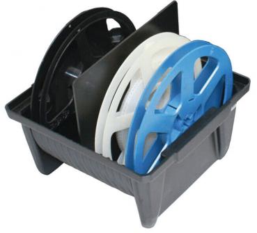 Das Bild zeigt eine graue Box mit drei Rollen. Eine Rolle ist schwarz, eine weiß und eine blau. Die Rollen sind unterschiedlich groß und angeordnet, wobei die blaue oben liegt.