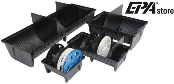 Das Bild zeigt eine graue Box mit drei Rollen. Eine Rolle ist schwarz, eine weiß und eine blau. Die Rollen sind unterschiedlich groß und angeordnet, wobei die blaue oben liegt.