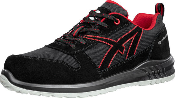 Der Schuh ist sportlich, mit einem schwarzen Obermaterial aus Textil und Wildleder. Rote Akzente und eine griffige, helle Sohle. Schnürsenkel und gepolsterter Kragen sorgen für guten Halt.