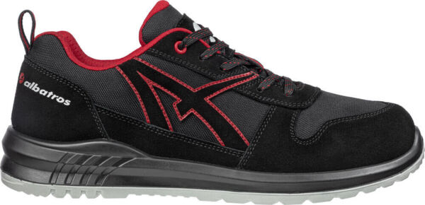 Der Schuh ist ein sportlicher Halbschuh in Schwarz mit roten Akzenten. Er hat eine rutschfeste Sohle, Schnürsenkel und eine gepolsterte Innensohle für Komfort.