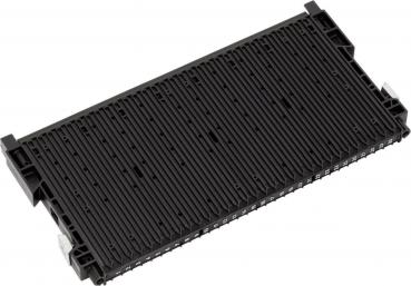 Das Bild zeigt ein schwarzes, rechteckiges Bauteil mit vielen parallel verlaufenden Rillen. Es hat an den Enden kleine Halterungen und sieht aus wie ein technisches Modul oder eine Platine.