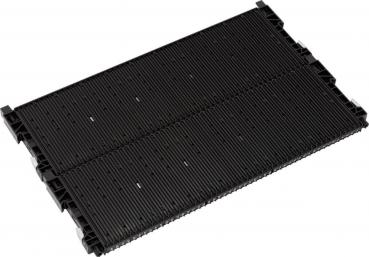 Das Bild zeigt ein schwarzes, rechteckiges Bauteil mit gerillter Oberfläche und zwei seitlichen Halterungen. Es hat eine flache Form und ist wahrscheinlich aus Kunststoff oder Metall gefertigt.