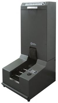 Das Bild zeigt eine schwarze Schuhreinigungsmaschine. Sie hat eine hohe, rechteckige Form mit einem oberen Fach und eine breite Öffnung unten. Darin sind Bürsten für die Reinigung von Schuhen.