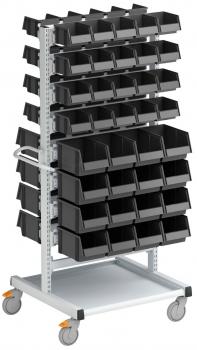 Das Bild zeigt ein rollbares Regalsystem mit mehreren horizontalen Reihen von schwarzen Aufbewahrungsboxen. Das Gestell ist metallisch und hat Räder für Mobilität.