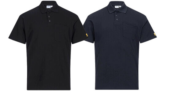 Das Bild zeigt ein schlichteres, dunkelblaues Poloshirt. Es hat einen Kragen, eine kurze Knopfleiste und eine Brusttasche auf der linken Seite. Ein kleines Logo ist am rechten Ärmel angebracht.