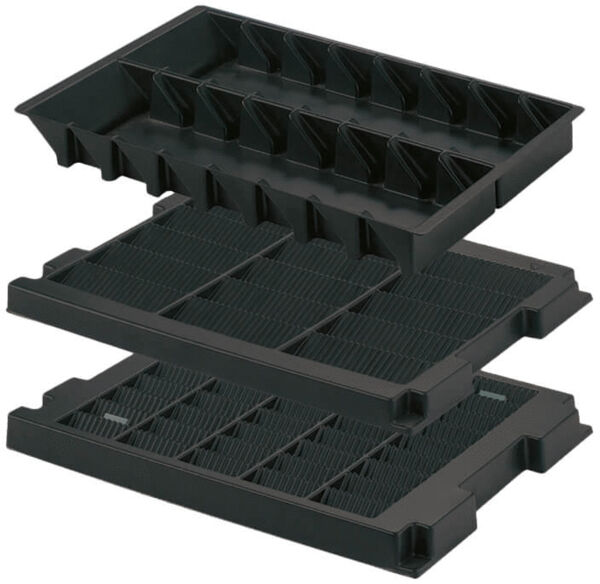 Das Bild zeigt eine rechteckige, flache Ablage aus schwarzem Material. Sie hat mehrere schmale Fächer, die von Rillen unterteilt sind, und bietet Platz für verschiedene Utensilien oder Werkzeuge.