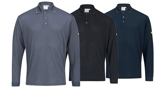 Das Bild zeigt ein langärmliges, dunkelgraues Poloshirt. Es hat einen klassischen Kragen und drei Knöpfe. Die Oberfläche ist leicht strukturiert. Ein kleines gelbes Logo ist an einem Ärmel.