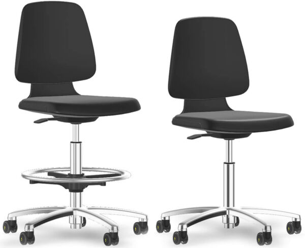 Der Bürostuhl hat einen schwarzen, ergonomischen Sitz und eine Rückenlehne. Er steht auf einem fünfstrahligen Fuß mit Rollen und einer verstellbaren Höhe. Edle, schlichte Form.