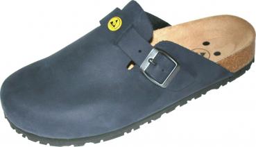 Der Schuh ist ein blauer Clog aus weichem Material. Er hat eine breite, offene Vorderseite und eine kleine Schnalle an der Seite. Die Sohle ist stabil und griffig. Ideal für den Alltag.