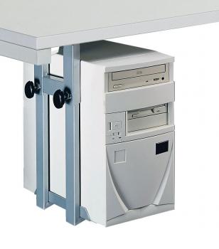 Das Bild zeigt einen Computer, der unter einem Tisch montiert ist. Er hat eine weiße Gehäusefarbe mit mehreren Laufwerksschächten und wird von einem silbernen Halter fixiert.