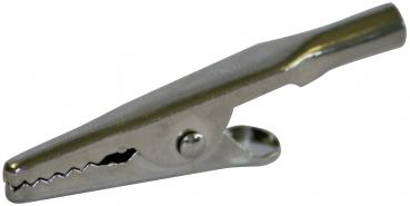 Das Bild zeigt eine silberne Wäscheklammer aus Metall. Sie hat eine gebogene Form mit zwei greifenden Lippen, die sich öffnen und schließen lassen, sowie eine kleine Feder in der Mitte.