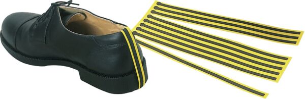 Das Bild zeigt einen schwarzen Schuh mit Schnürsenkeln. Daneben liegen mehrere gelbe und schwarze Stretchbänder, die als alternative Schnürsenkel dienen.