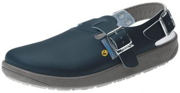 Der Schuh ist ein schwarzer Clog aus glattem Material. Er hat einen breiten, geschlossenen Vorderbereich, einen verstellbaren Riemen mit Schnalle und eine rutschfeste, graue Sohle.