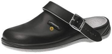 Das Bild zeigt einen schwarzen Clog mit einem breiten Riemen und einer Schnalle. Die Sohle ist hellgrau und der Schuh hat eine durchgehende, geschlossene Form.