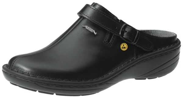 Das Bild zeigt einen schwarzen Clog aus Leder mit einer geschwungenen Form. Er hat einen breiten, verstellbaren Riemen und eine leichte, strukturierte Sohle für guten Halt.