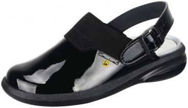 Der Schuh ist ein schwarzer Clog mit glänzender Oberfläche. Er hat einen breiten, elastischen Riemen über dem Spann und eine verstellbare Schnalle an der Ferse. Die Sohle ist dick und leicht.