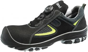The shoe is a black half-boot with a non-slip rubber sole. It features a padded upper, a breathable mesh structure, and a convenient quick-tightening system.