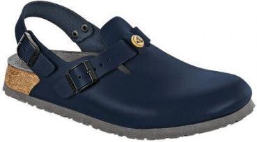Der Schuh ist ein navyblauer Clog mit offenem Fersenbereich und verstellbarem Riemen. Die Sohle ist aus Gummi, der Innenbereich hat eine gepolsterte Oberfläche für Komfort.