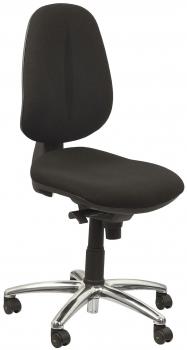 Der Bürostuhl hat eine hohe, ergonomische Rückenlehne und eine gepolsterte Sitzfläche. Er ist schwarz mit einem verchromten Fuß und hat fünf Rollen für Beweglichkeit.