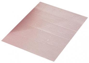 Das Bild zeigt ein rechteckiges, leicht gewelltes Blatt aus glänzendem, rosafarbenem Material mit einer strukturierten Oberfläche, die an kleine Erhebungen erinnert.