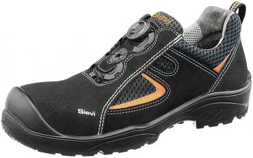 Der Schuh ist schwarz mit einem dezenten orangefarbenen Akzent. Er hat eine strapazierfähige Sohle, atmungsaktives Material und ein schnelles Schnürsystem. Er bietet Komfort und Schutz.