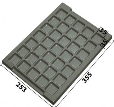 Das Bild zeigt eine rechteckige, graue Kunststoffform mit 28 kleinen quadratischen Vertiefungen. Sie hat eine längliche Seite und ist in der Größe 355 mm x 253 mm.