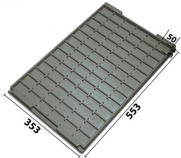 Das Bild zeigt ein rechteckiges graues Kunststofftablett mit vielen kleinen länglichen Vertiefungen für die Ablage. Maße: 553 mm x 353 mm, Höhe 50 mm. Es ist stabil und funktional.