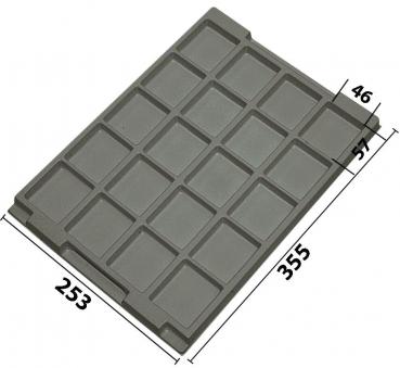 Das Bild zeigt eine rechteckige, graue Form mit 16 gleichmäßigen Vertiefungen. Die Form hat Maße von 355 mm Länge, 253 mm Breite und 46 mm Höhe. Sie ist flach und stabil.