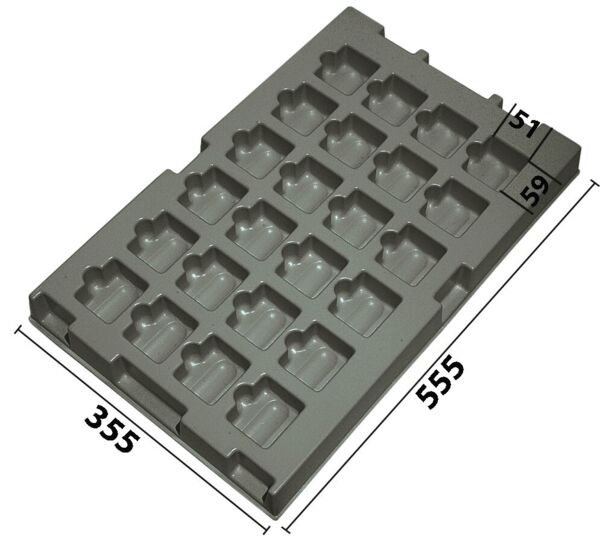 Das Bild zeigt eine graue Kunststoffplatte mit mehreren Vertiefungen, in denen kleine Objekte abgelegt werden können. Die Platte hat die Maße 355 mm x 555 mm und ist 51 mm hoch.