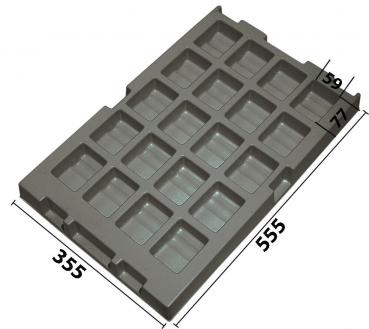 Das Bild zeigt eine graue Kunststoffform mit 15 rechteckigen Vertiefungen. Sie hat die Maße 555 mm in der Breite und 355 mm in der Höhe, mit einer Tiefe von 77 mm.