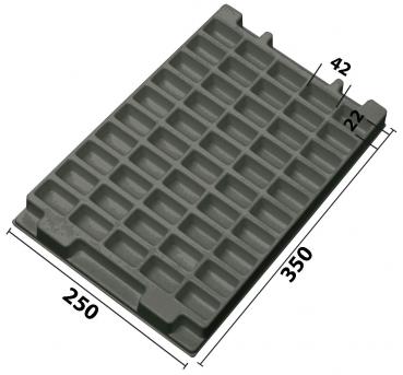 Das Bild zeigt eine rechteckige, graue Kunststoffplatte mit vielen kleinen Vertiefungen. Die Maße sind 350 mm lang und 250 mm breit. Sie hat eine Dicke von 22 mm und eine Kante von 42 mm.