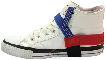 Das Bild zeigt einen weißen Sportschuh mit hoher Form. Er hat eine schwarze Sohle und drei farbige Bänder: rot, blau und schwarz, die um den Schuh gewickelt sind.