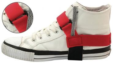 Das Bild zeigt einen weißen Sneaker mit einer roten Sicherungsband. Das Band umschlingt den Schuh, um den Halt zu verbessern. Im kleineren Bildausschnitt ist das Band detaillierter zu sehen.