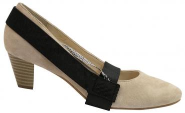 Das Bild zeigt einen hohen, beigen Schuh mit Absatz. An ihm sind verschiedene Gurte und ein Kabel befestigt, die mit einer Kennzeichnung von ?1,5?? versehen sind.