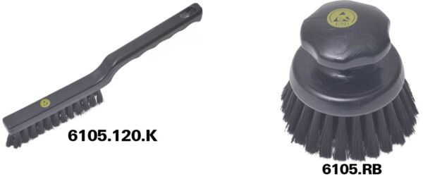 Das Bild zeigt eine schwarze Drahtbürste. Sie hat einen langen, schmalen Griff und eine flache Bürstenfläche mit robusten Drahtborsten, die zum Reinigen verwendet wird.