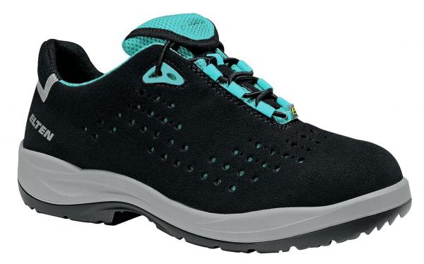 Der Schuh ist schwarz mit blauen Akzenten. Er hat eine sportliche, flache Form, eine gepolsterte Zunge und Schnürsenkel. Die Sohle ist robust und profiliert für guten Halt.