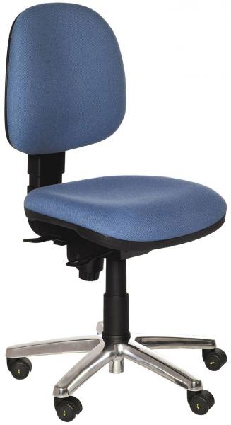 Der Stuhl hat eine blaue, gepolsterte Sitzfläche und Rückenlehne. Er steht auf einem fünfstrahligen Fuß mit Rollen, der eine stufenlose Höhenverstellung ermöglicht.