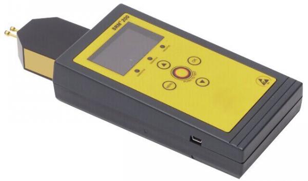 Das Bild zeigt ein handliches Messgerät mit einem schwarzen Gehäuse und gelben Tasten. Es hat ein digitales Display und einen abnehmbaren Sensor an der Spitze. Ideal für technische Messungen.
