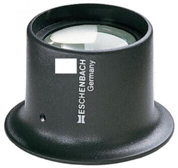 Das Bild zeigt ein schwarzes, zylindrisches Vergrößerungsglas. Es hat eine glatte Oberfläche, einen breiten Rand und eine klare Linse in der Mitte, mit der Aufschrift ?Eschenbach Germany?.