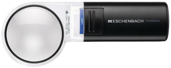 Das Bild zeigt eine schwarze Leselupe mit einem großen, runden Glas und einem integrierten LED-Licht. Auf der Seite befindet sich ein Fach für Batterien. Die Lupe hat einen modernen, funktionalen Look.