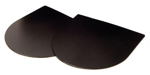 Das Bild zeigt zwei schwarze, halbrunde Platten, die aneinanderliegen. Sie haben eine flache Oberfläche und sind symmetrisch gestaltet, wie zwei nebeneinanderstehende Blätter.