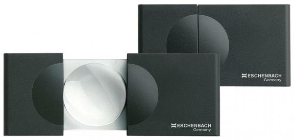 Das Bild zeigt zwei schwarze Lesehilfen. Eine große, runde Linse ist in der Mitte sichtbar, umgeben von zwei rechteckigen Gehäusen. Sie sind kompakt und tragbar, ideal für das Lesen.